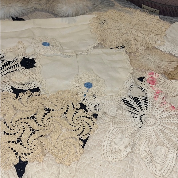 Lot Antique lace crochet doilies & table runners - Picture 1 of 8
